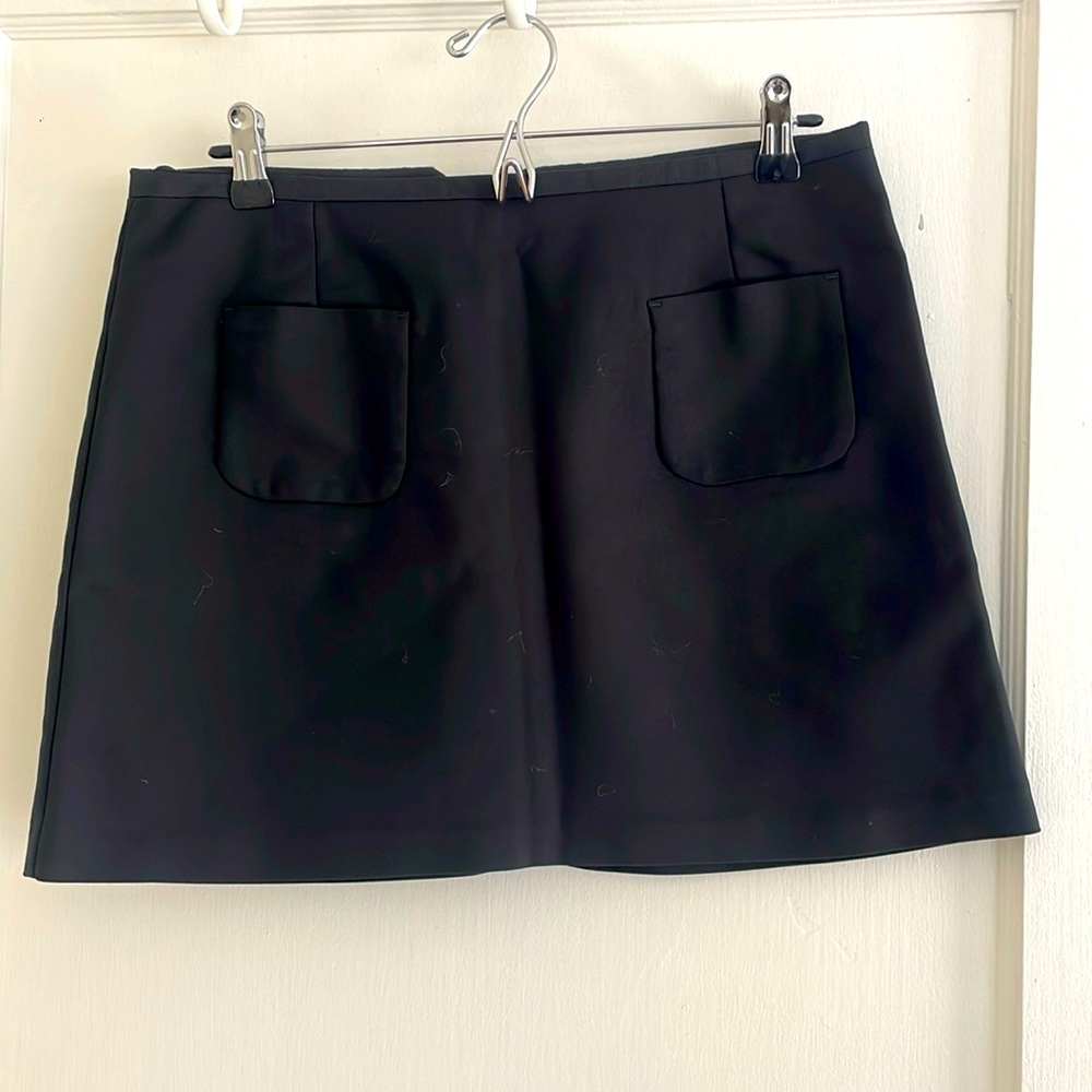 Black mini skirt with pockets